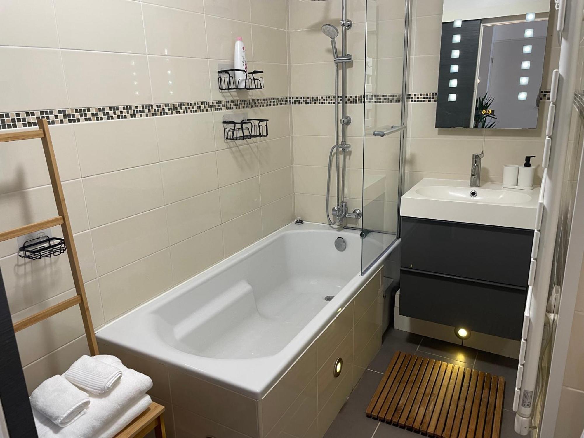 1 Bedroom With Garden, Train Station, Disneyland, Val D'Europe Bussy-Saint-Georges Exterior photo